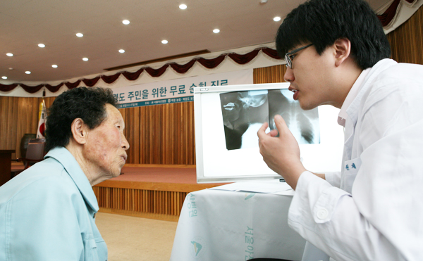 천안함 전사자 유가족을 진료하는 의료진