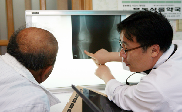 내 고향 무료순회진료에서 X레이 화면을 검토중인 의료진