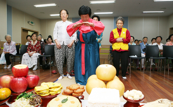 삼전노인 복지관에서 노인들이 한복을 입고 차례를 지내고 있다.