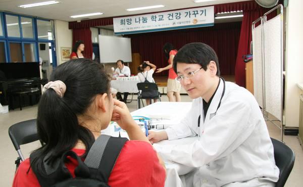 저소득 가정을 위한 무료 의료 봉사 현장